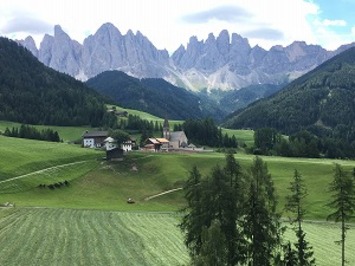 フレンドツアー　関東発　2017年7月11日出発　イタリア最高峰グランパラディーソ山群展望ハイキング　ドロミテとアオスタ北イタリアパノラマルート10日間（コース番号：A104）