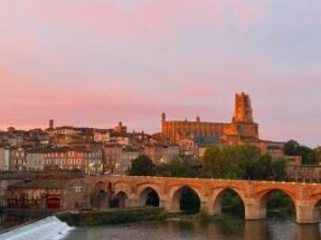 フレンドツアー　関東発　2025年9月26日出発　＜エールフランス航空利用＞南西フランス 田舎の美しい村めぐり 8日間（コース番号：FE584）