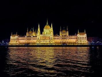 フレンドツアー　関西発・関東発　2025年10月7日出発　フィンエアー利用  きらめく中欧3カ国周遊9日間【コースコード：FE382】