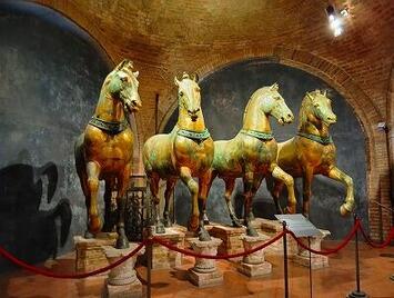 フレンドツアー　関西発　2025年12月14日出発　エミレーツ航空利用　麗しのイタリア9日間　【コース番号：FE089】