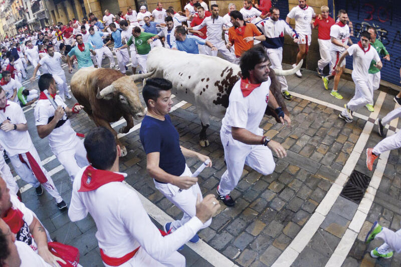 牛追い祭り（スペイン）.jpg