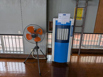 ２．体育館内に新たに設置された「大型冷風機」と「大型扇風機」.jpg