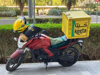 デリバリーバイクが街の至るところに停車.jpeg