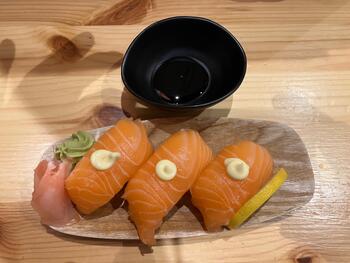 ①右：サーモンにぎり.jpeg